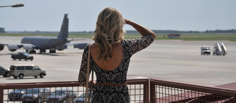 Бременна жена чакаща самолет
