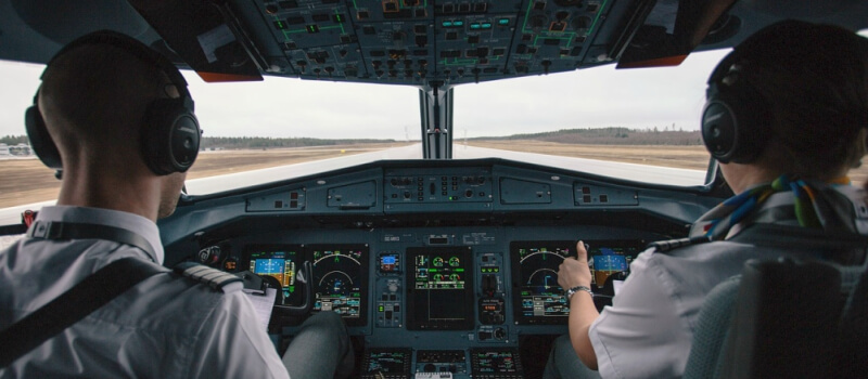 Какво правят пилотите по време на полет
