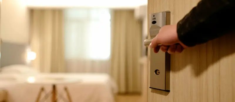 Отваряне на вратата на хотелска стая Отваряне на вратата на хотелска стая