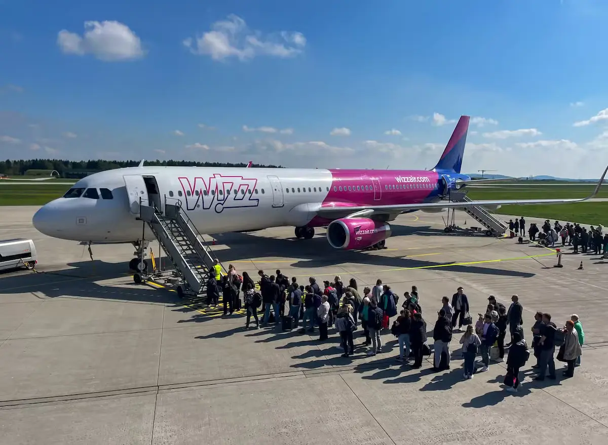 Пътници на опашка се качват на самолет на Wizz Air по стълба на пистата